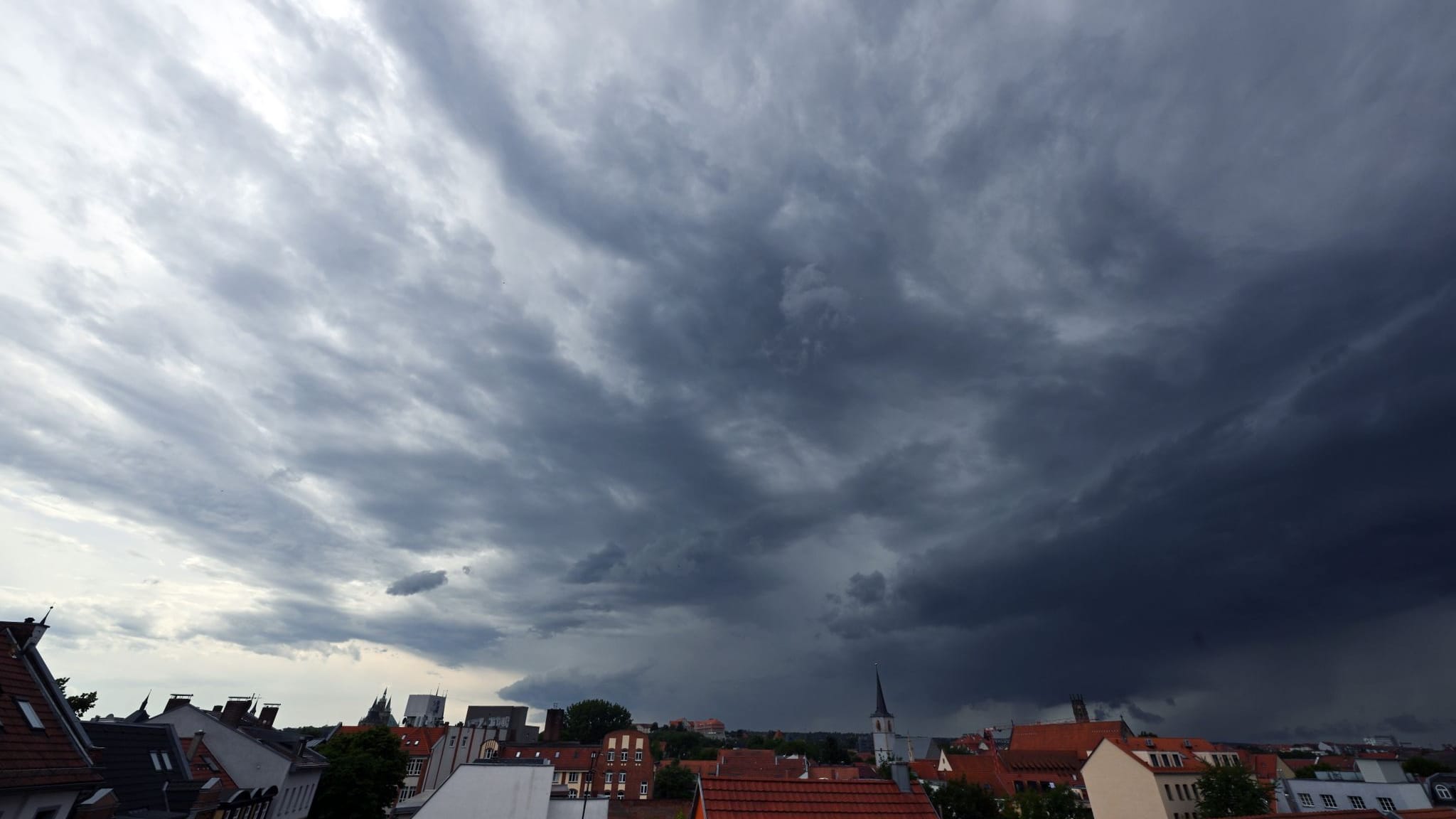 Dunkle Wolken ziehen über Erfurt (Archivbild): Pfingsten wird in vielen Teilen Deutschlands ungemütlich.