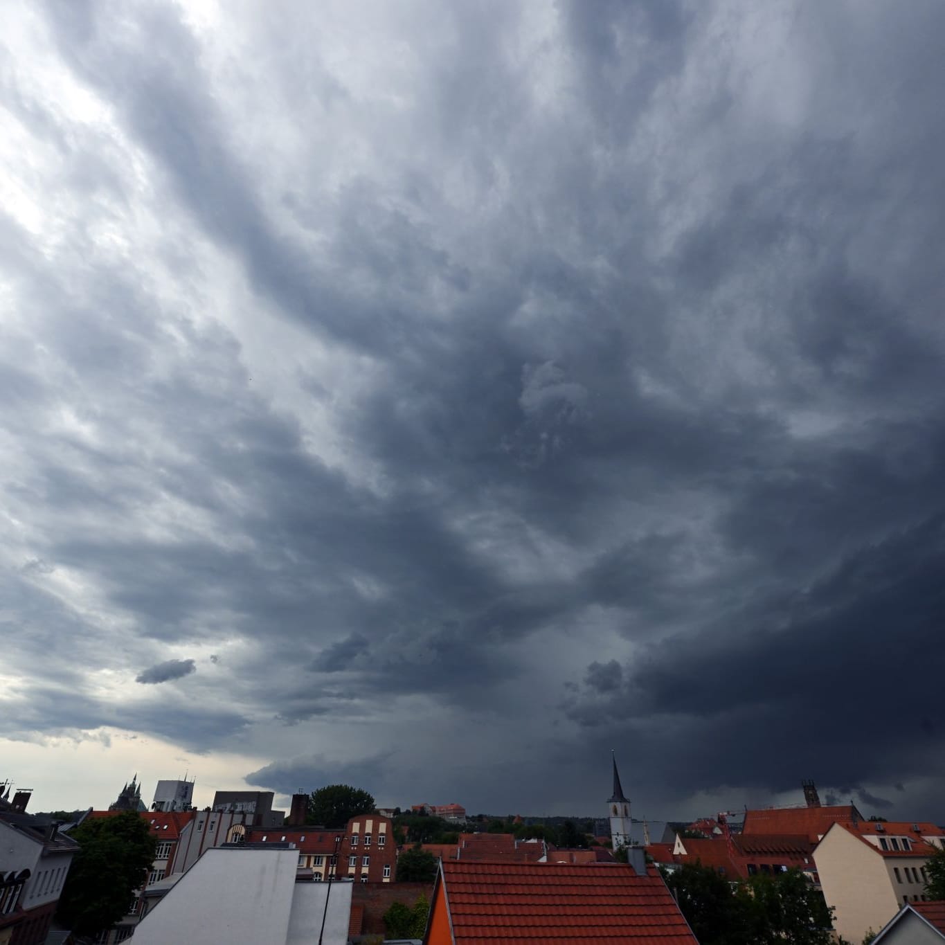 Dunkle Wolken ziehen über Erfurt (Archivbild): Pfingsten wird in vielen Teilen Deutschlands ungemütlich.