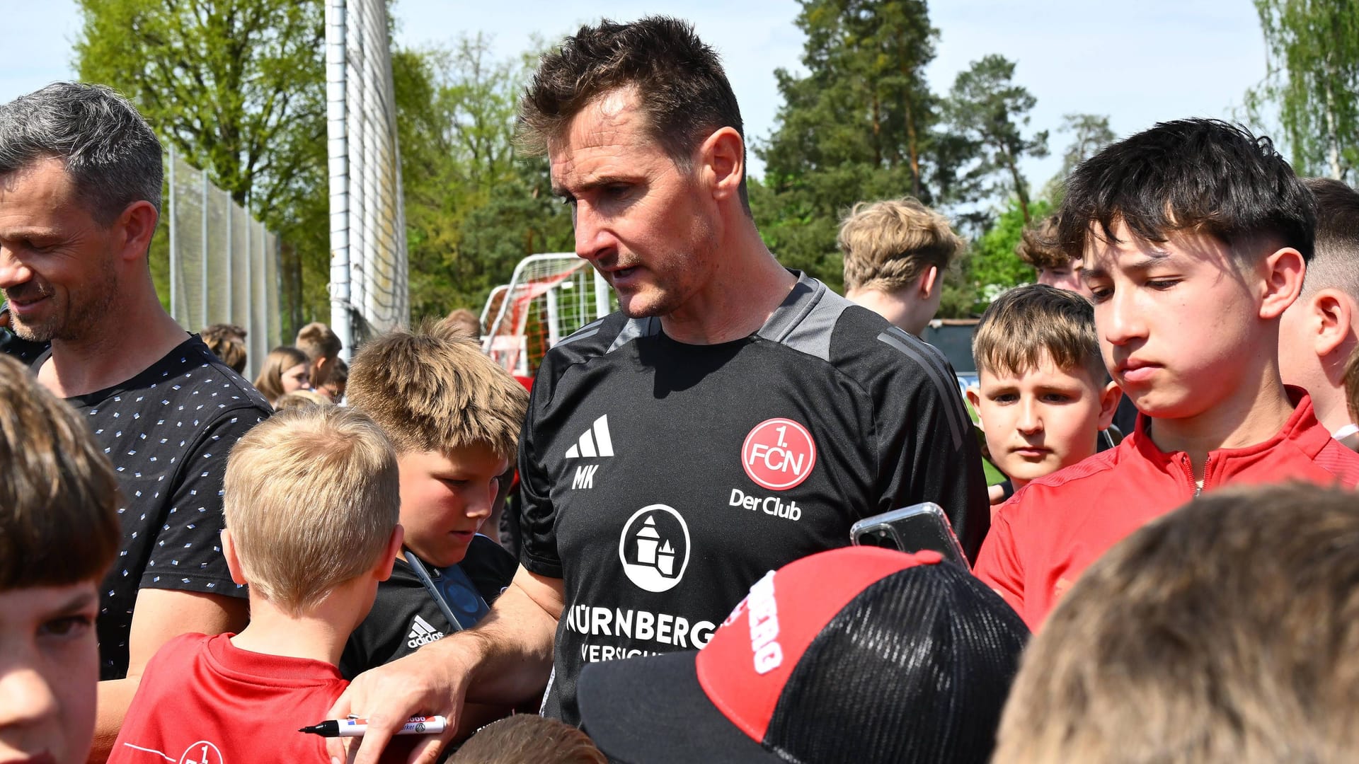 Miroslav Klose gibt nach einer Trainingseinheit Autogramme (Archivbild): Die 2. Bundesliga startet am 1. August in die neue Saison. Miroslav Klose gibt nach einer Trainingseinheit Autogramme (Archivbild): Die 2. Bundesliga startet am 1. August in die neue Saison.