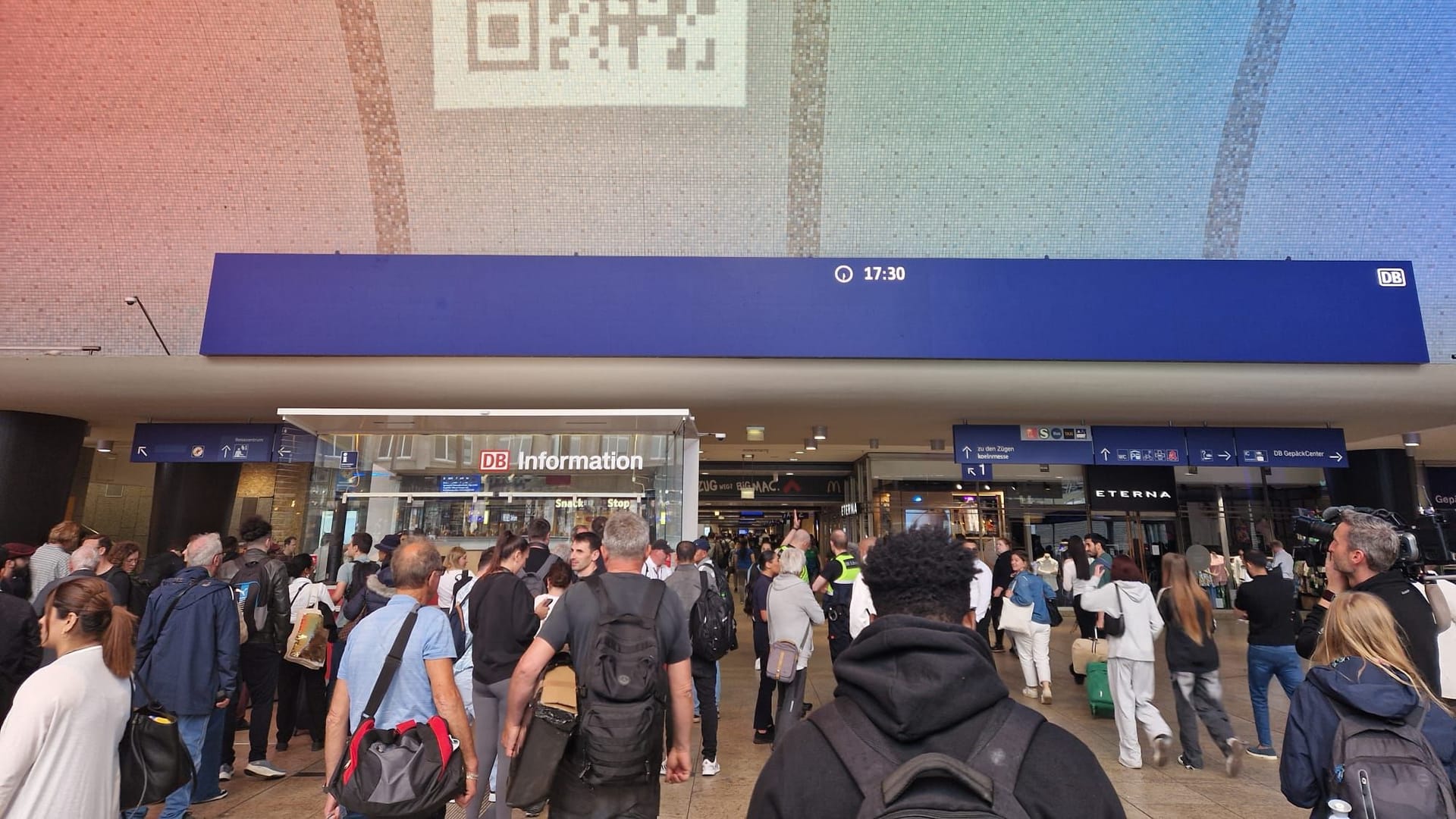 Kölner Hauptbahnhof: Die überdimensionale Anzeigetafel in der Eingangshalle ist leer.