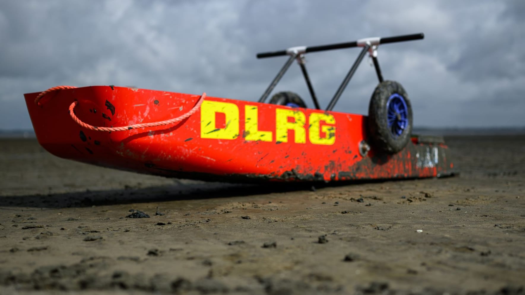 Schlickschlitten der DLRG-Ortsgruppe Varel liegt im Watt in Dangast.