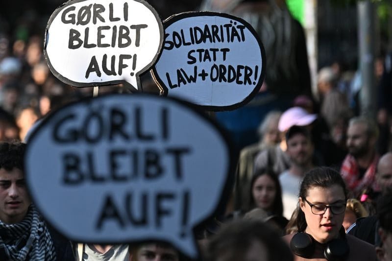 Protest am Görlitzer Park: Demonstranten machen ihrem Ärger auf den Zaunbau am "Görli" Luft.