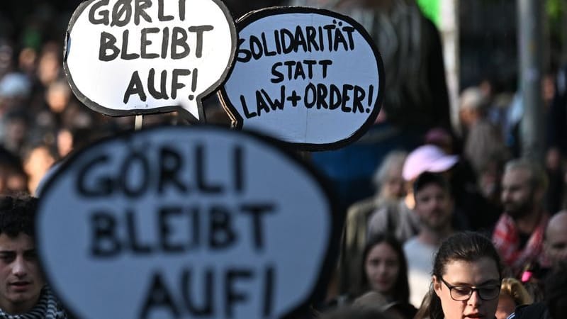 Protest am Görlitzer Park: Demonstranten machen ihrem Ärger auf den Zaunbau am "Görli" Luft.