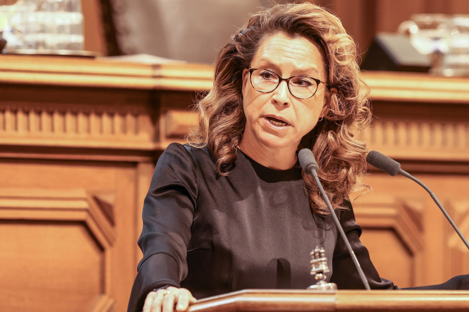 Bürgerschaftspräsidentin Carola Veit im Rathaus (Archivbild): Die SPD-Politikerin sollte am Freitag von Tel Aviv zurück nach Hamburg reisen.
