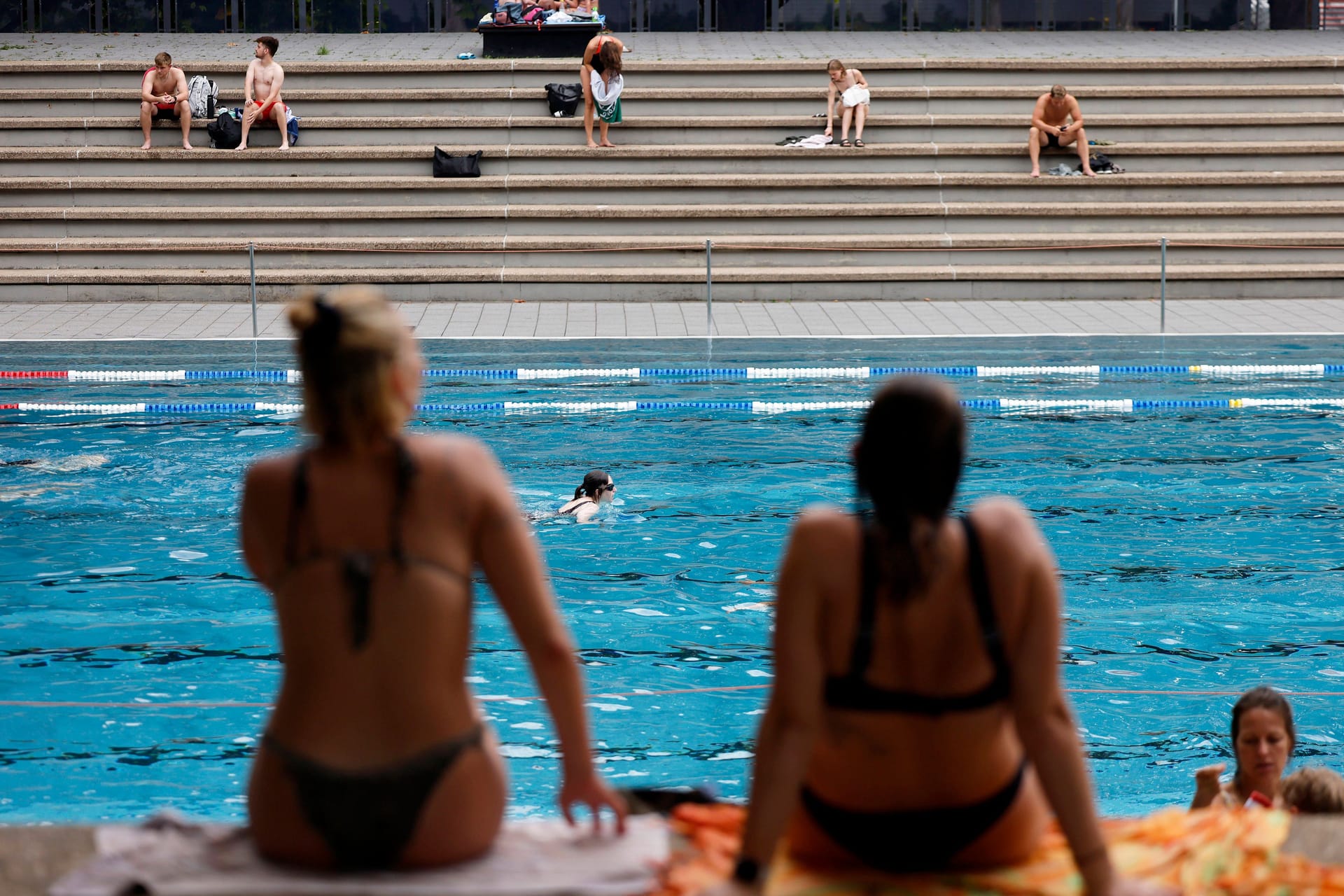 Badegäste genießen das Sommerwetter im Stadionbad (Symbolfoto): Eine Plakataktion der KölnBäder sorgt für Debatten.