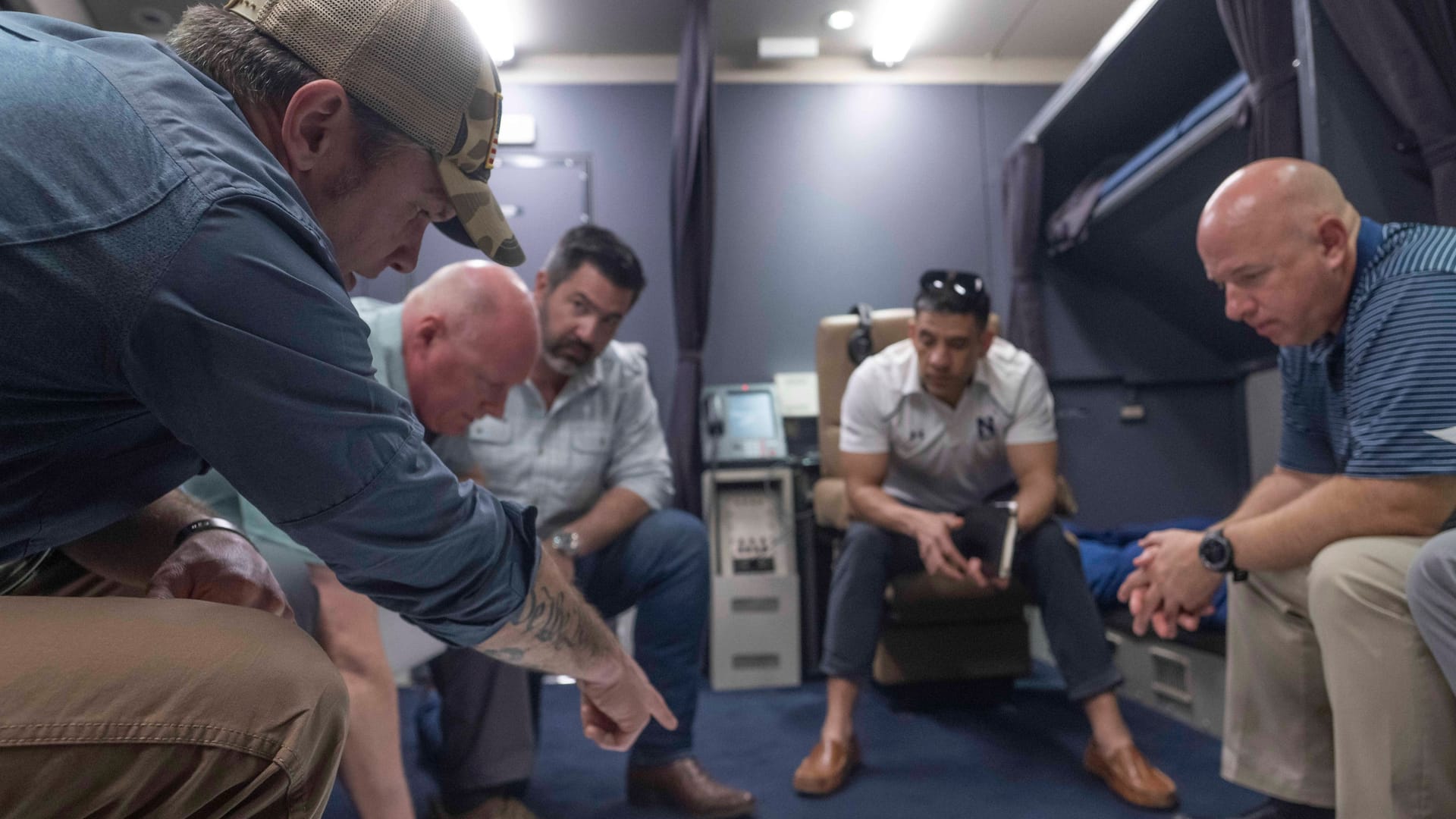US-Verteidigungsminister Pete Hegseth (links) bespricht mit Mitarbeitern an Bord einer 4-EB Nightwatch die Lage auf einer Pazifikreise. (Archivbild)