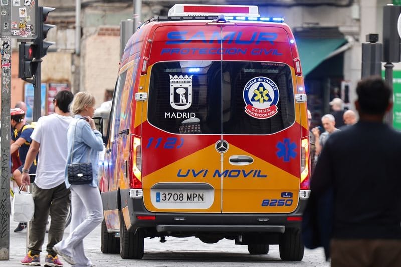 Ein spanischer Krankenwagen im Einsatz (Symbolbild): Tragischer Jahrmarktunfall endet für ein Kind tödlich.