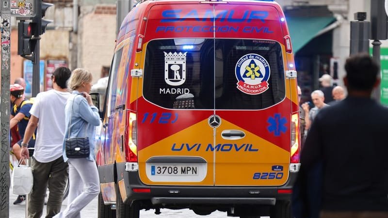 Ein spanischer Krankenwagen im Einsatz (Symbolbild): Tragischer Jahrmarktunfall endet für ein Kind tödlich.