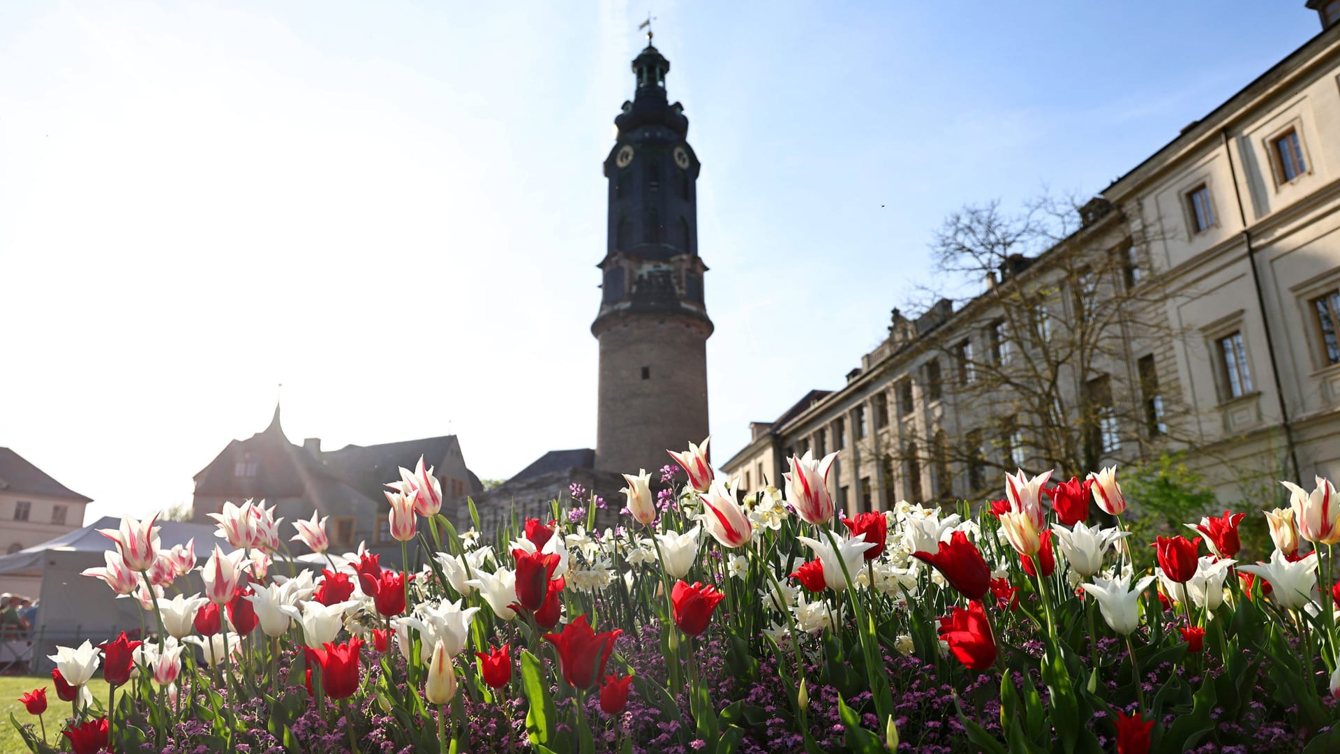 Das Weimarer Stadtschloss im Sonnenschein: Touristen bleiben immer länger in der Stadt, in der einst Goethe und Schiller lebten.