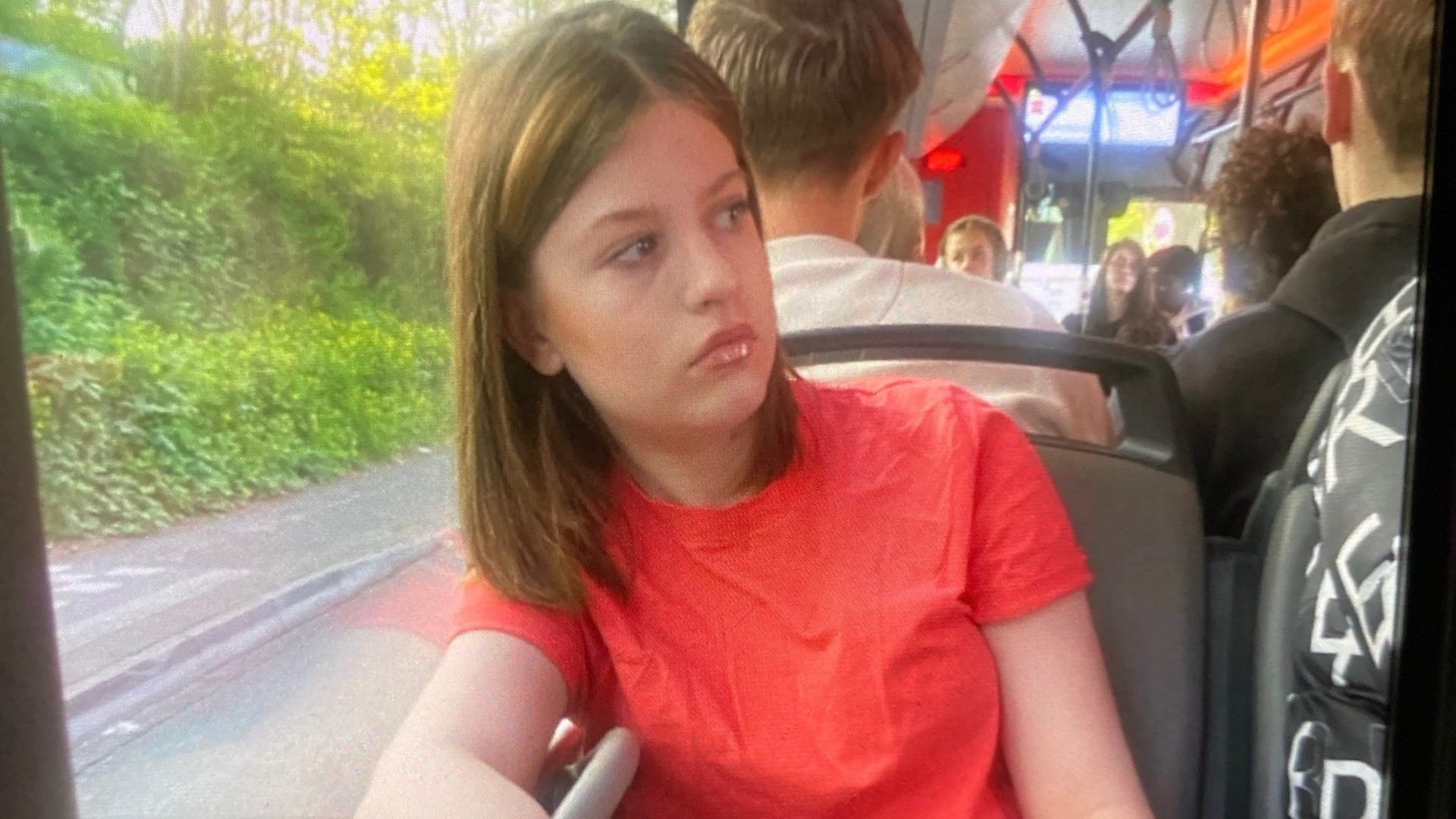 Das vermisste Mädchen in einem Bus: Die elfjährige Ylvie aus Hilden ist verschwunden und wird auch in Düsseldorf gesucht. Das vermisste Mädchen in einem Bus: Die elfjährige Ylvie aus Hilden ist verschwunden und wird auch in Düsseldorf gesucht.