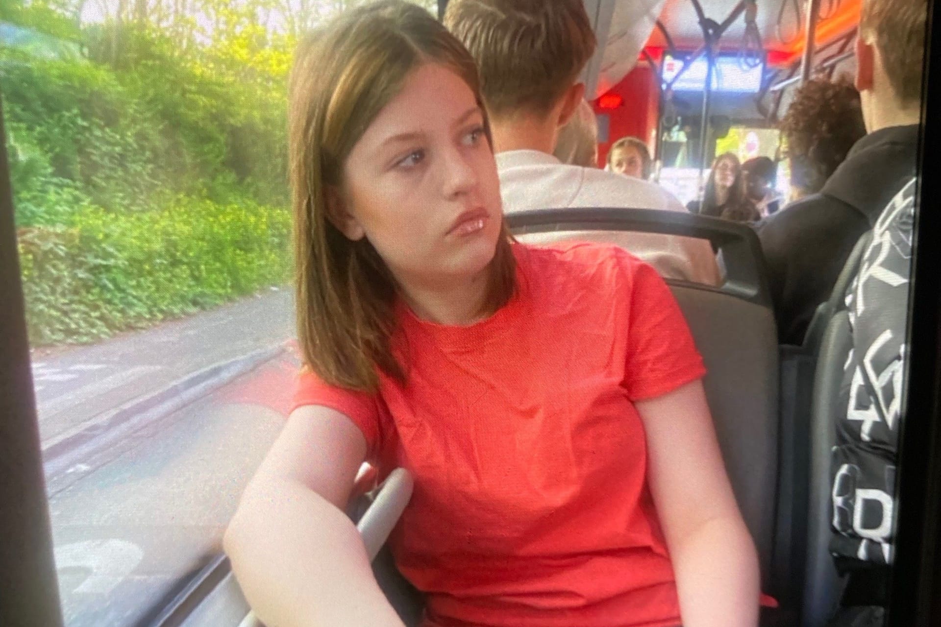 Das vermisste Mädchen in einem Bus: Die elfjährige Ylvie aus Hilden ist verschwunden und wird auch in Düsseldorf gesucht.
