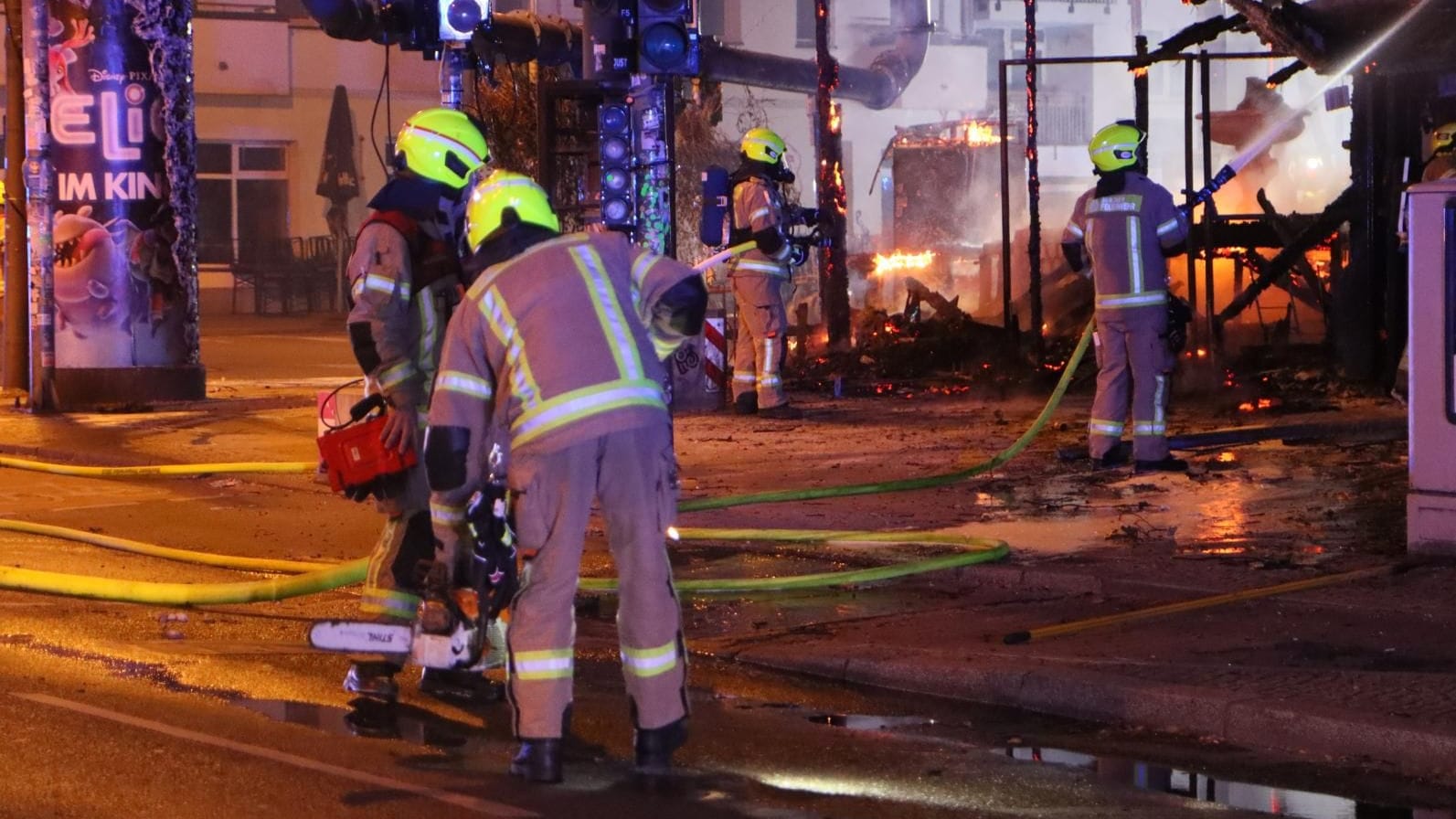 Feuerwehrleute in Berlin im Einsatz: Der "Renate Garten" vom Kult-Club "Wilde Renate" in Friedrichshain ist vollständig niedergebrannt.