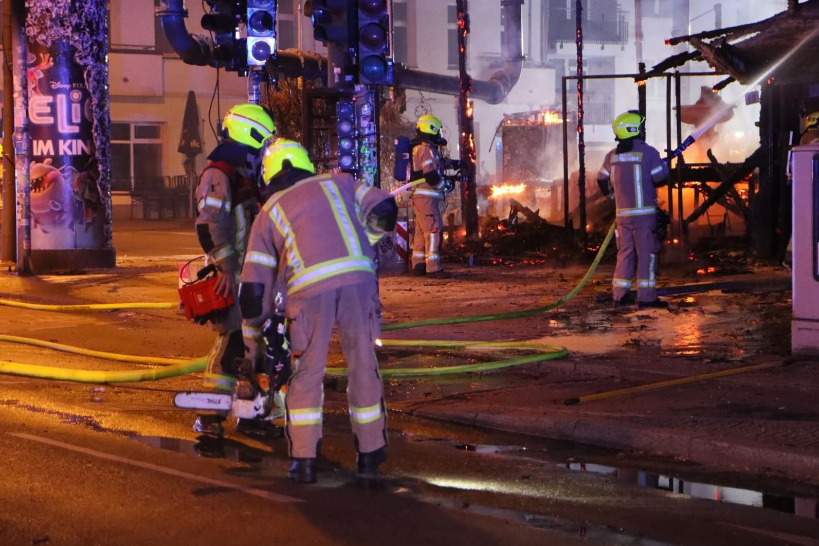 Feuerwehrleute in Berlin im Einsatz: Der "Renate Garten" vom Kult-Club "Wilde Renate" in Friedrichshain ist vollständig niedergebrannt.