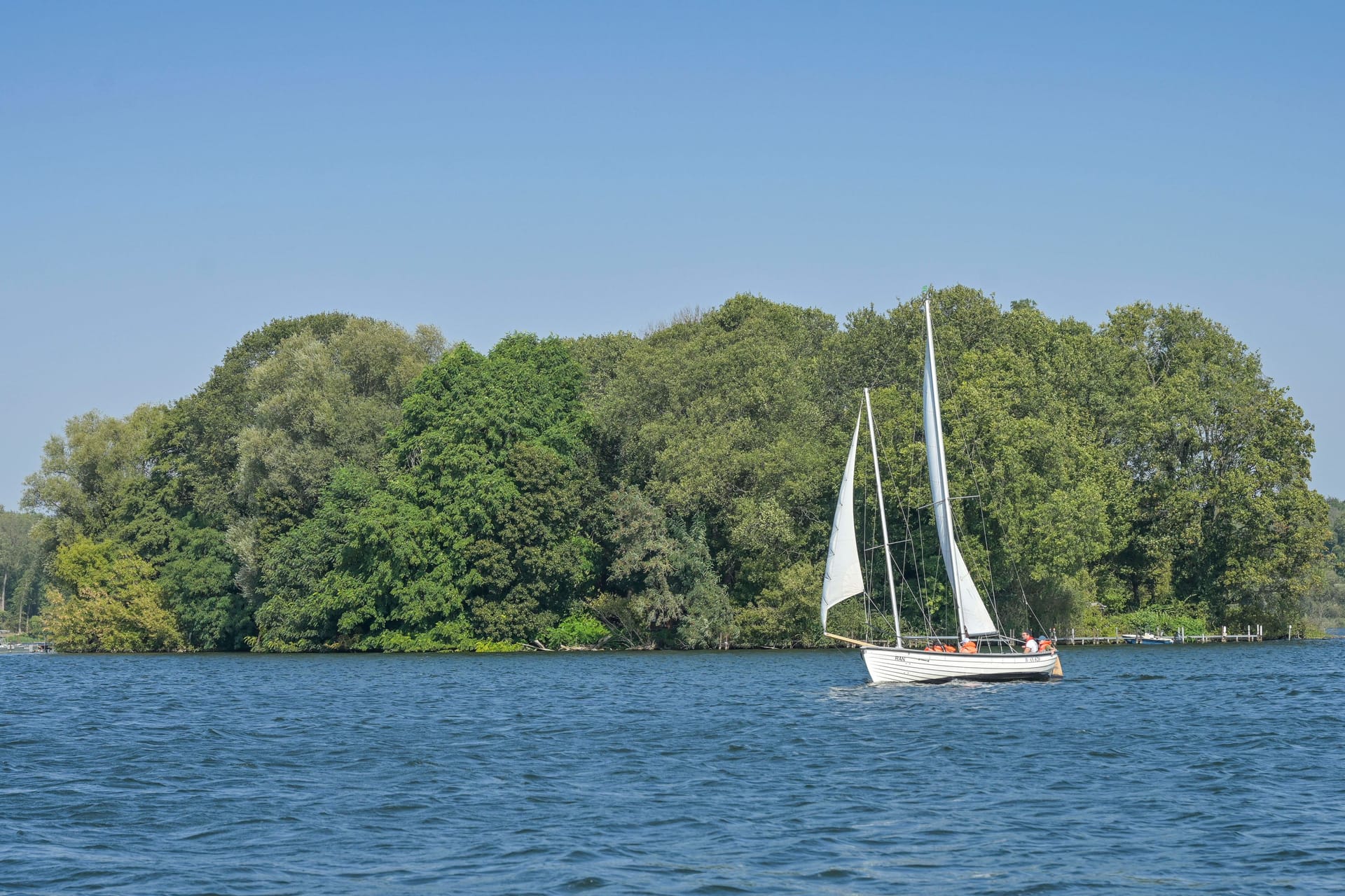 Segelboot vor der Insel Lindwerder am Tegeler See (Symbolfoto): Berlins Gewässer haben exzellente Qualität – aber nicht alle Seen im Umland.