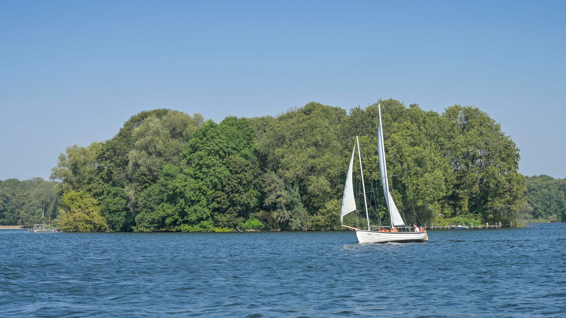 Segelboot vor der Insel Lindwerder am Tegeler See (Symbolfoto): Berlins Gewässer haben exzellente Qualität – aber nicht alle Seen im Umland.