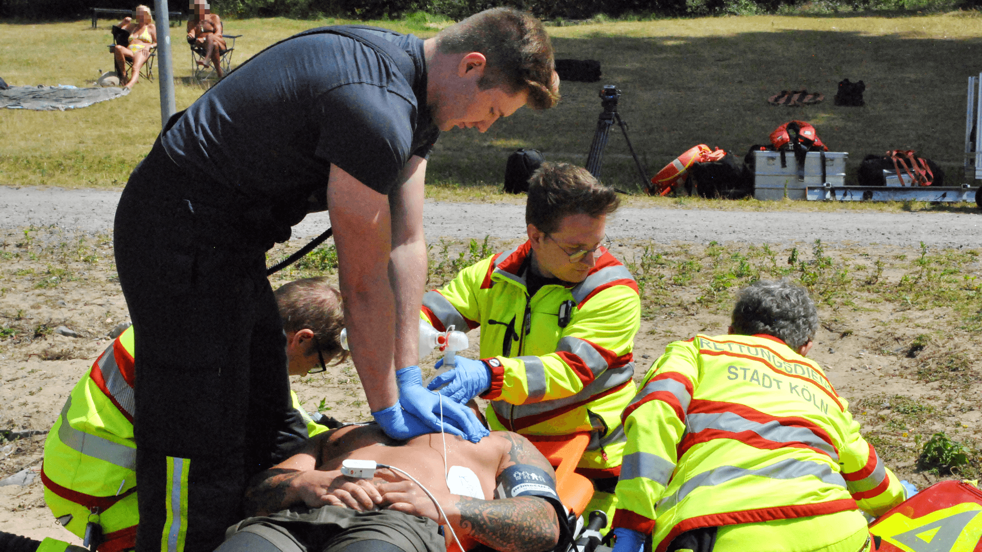 Übung am Fühlinger See: Rettungskräfte wiederbeleben einen Schwimmer. Übung am Fühlinger See: Rettungskräfte wiederbeleben einen Schwimmer.