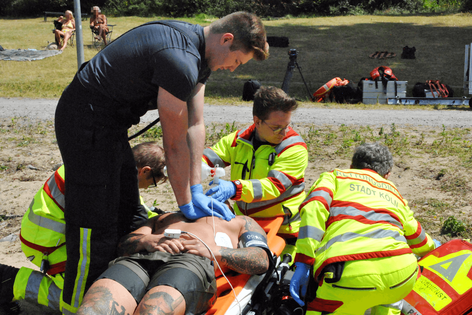 Übung am Fühlinger See: Rettungskräfte wiederbeleben einen Schwimmer. Übung am Fühlinger See: Rettungskräfte wiederbeleben einen Schwimmer.