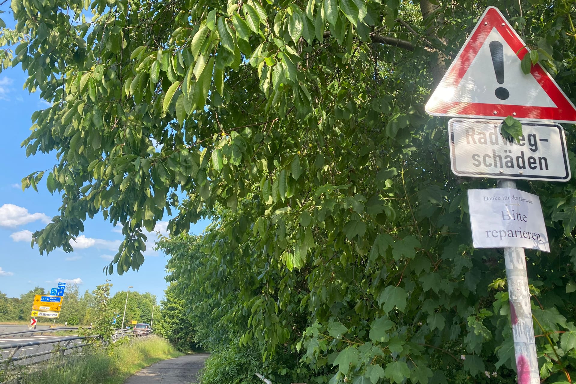 Schild in der Nähe der Hamburger Straße: Es ist mit einem Hinweis versehen.