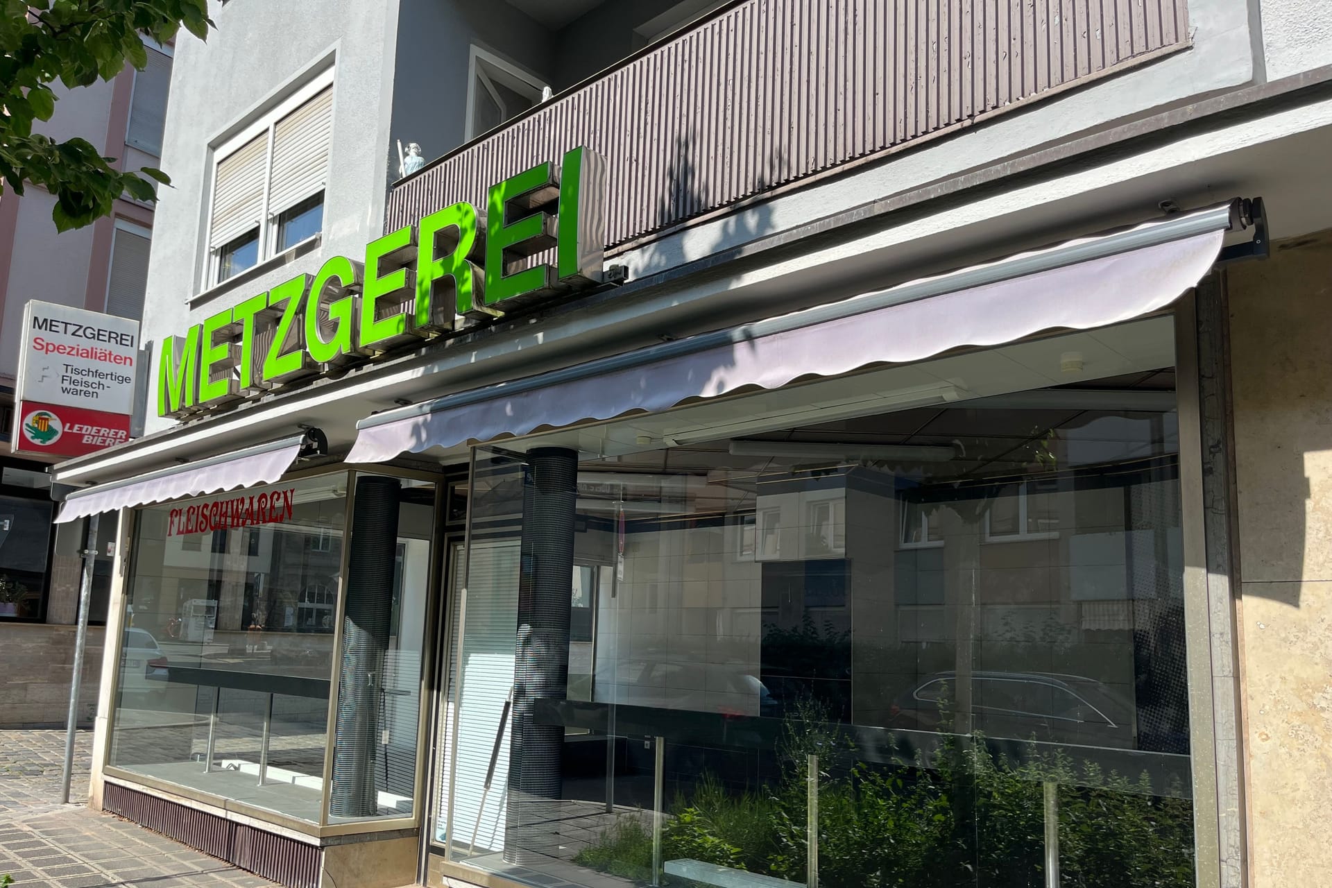 Noch steht "Metzgerei" in dicken Buchstaben vor dem Laden: Die Theke im Inneren ist allerdings schon abgebaut.