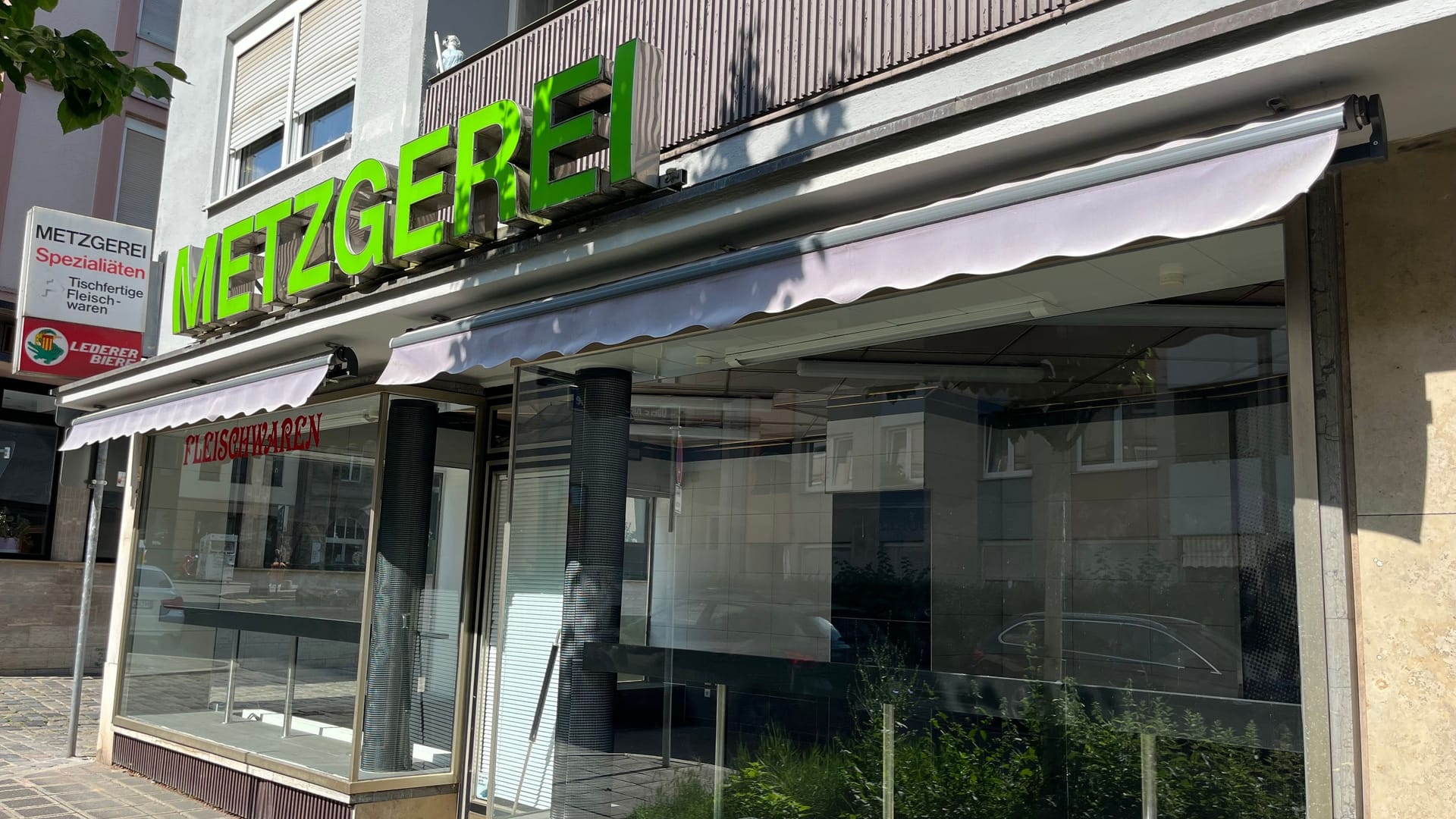 Noch steht "Metzgerei" in dicken Buchstaben vor dem Laden: Die Theke im Inneren ist allerdings schon abgebaut. Noch steht "Metzgerei" in dicken Buchstaben vor dem Laden: Die Theke im Inneren ist allerdings schon abgebaut.
