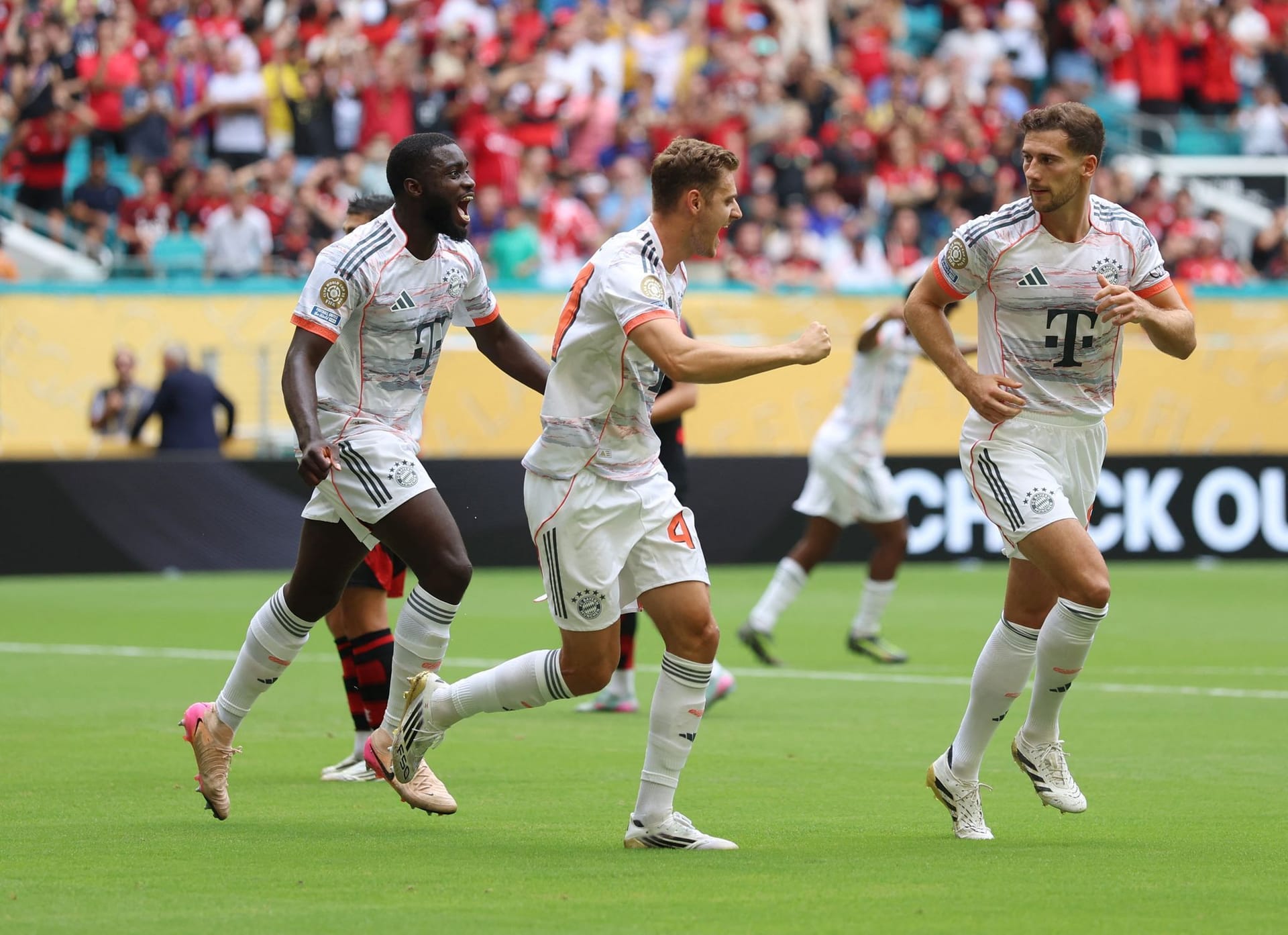 Dayot Upamecano (l.): Verteidigte offensiv und bereitete das 2:0 mit einem starken Ballgewinn tief in der gegnerischen Hälfte stark vor. Fälschte den Querpass vor Neuers Riesenparade zumindest noch ab (15.). Starke Verteidigungsaktion in höchster Bedrängnis (57.). Auf dem Weg zu alter Topform. Note 2 Dayot Upamecano (l.): Verteidigte offensiv und bereitete das 2:0 mit einem starken Ballgewinn tief in der gegnerischen Hälfte stark vor. Fälschte den Querpass vor Neuers Riesenparade zumindest noch ab (15.). Starke Verteidigungsaktion in höchster Bedrängnis (57.). Auf dem Weg zu alter Topform. Note 2