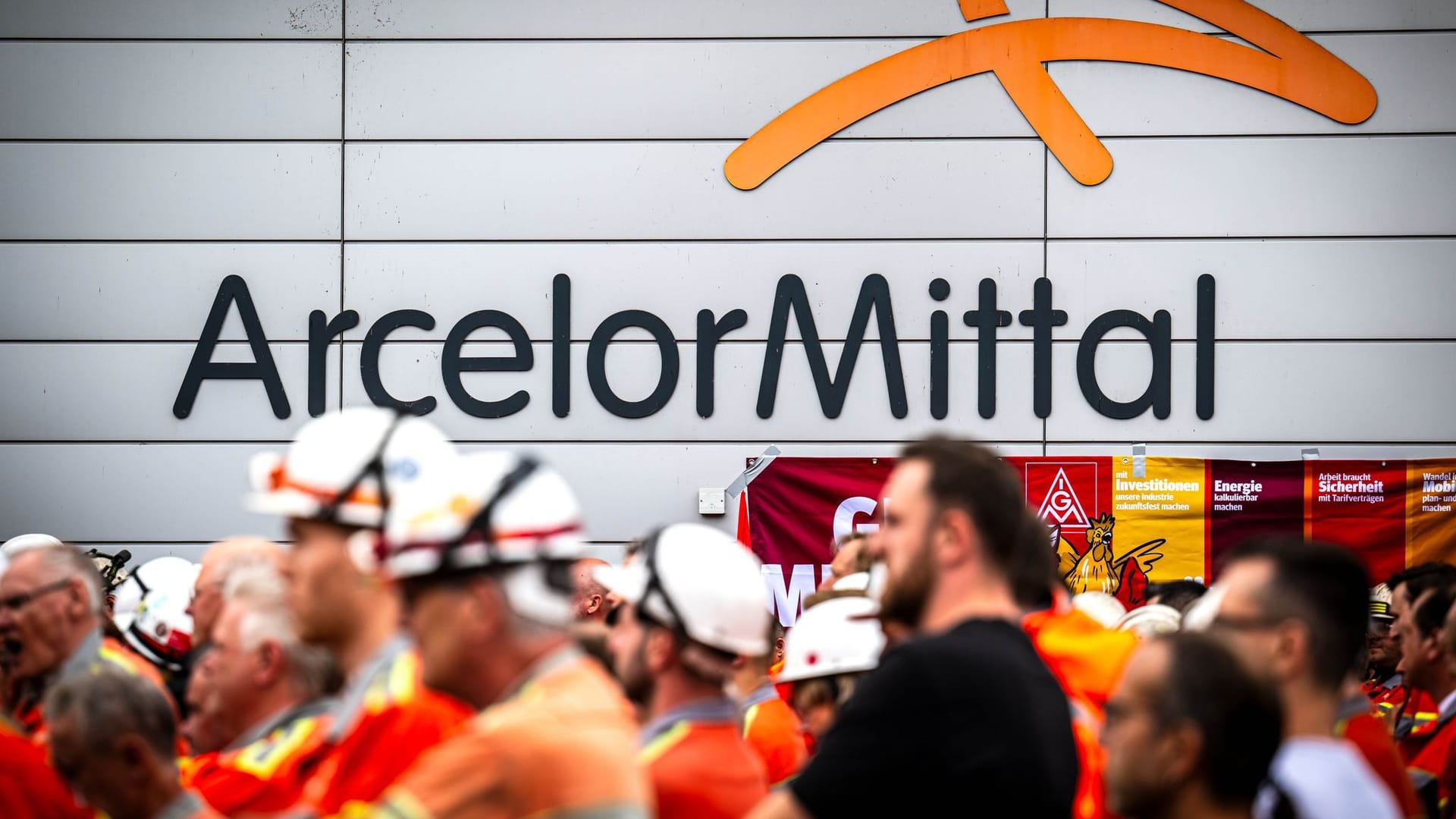 Die Belegschaft vom Bremer Stahlwerk versammelt sich vor dem Verwaltungsgebäude des Werkes. Rund 1.000 Teilnehmer schlossen sich der Kundgebung an.