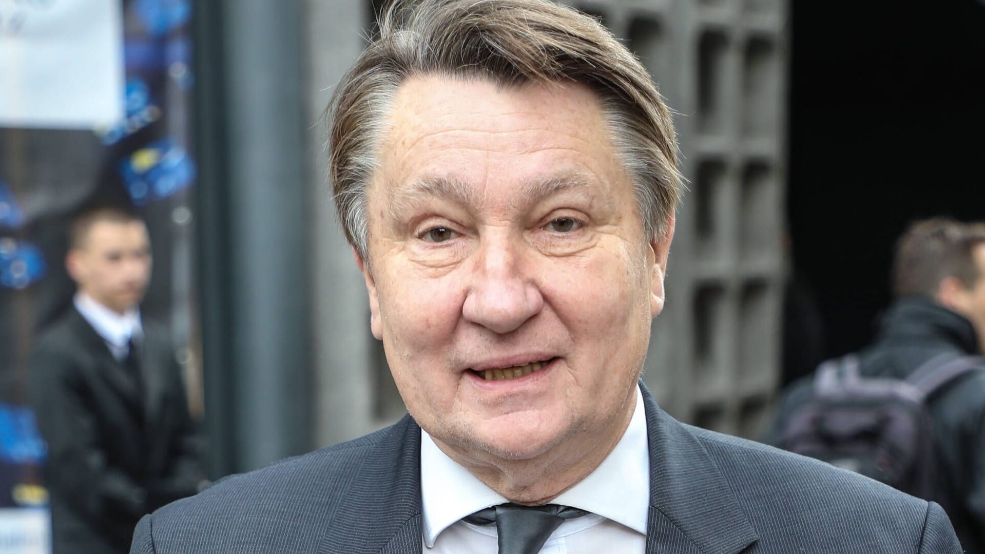 Ulli Zelle bei einer Gedenkfeier im Jahr 2019 (Archivfoto): Für den TV-Abschied des erfahrenen Reporters plant der RBB seinen Sendungsablauf um.
