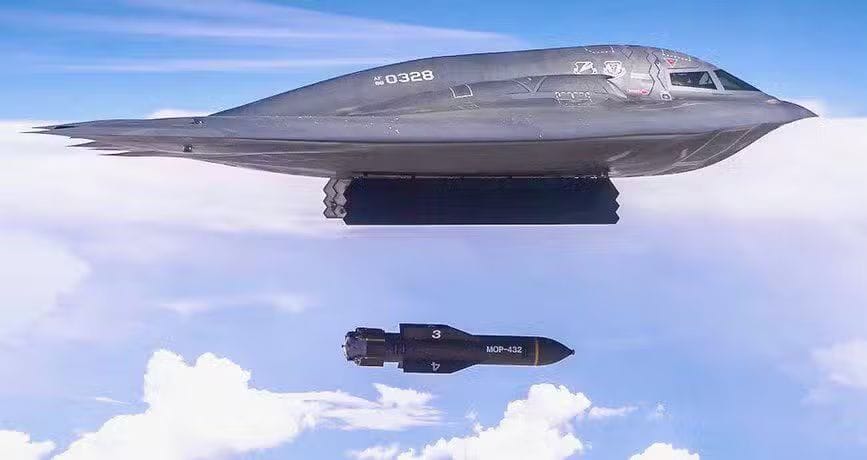 Amerikanischer B-2-Kampfjet wirft bunkerbrechende GBU-57-Bombe ab.