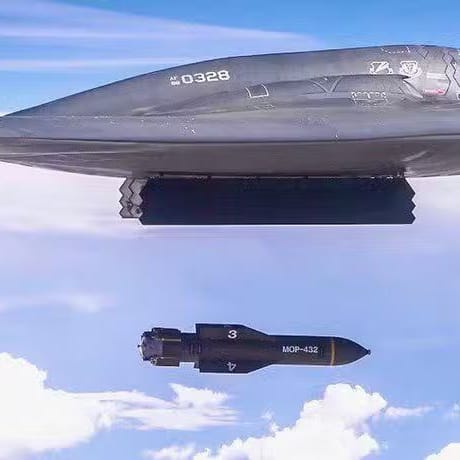 Amerikanischer B2-Kampfjet wirft bunkerbrechende GBU-57-Bombe ab.