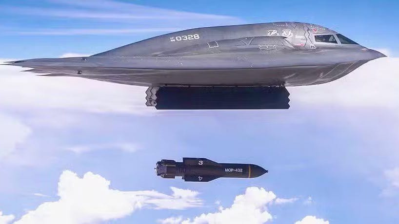 Amerikanischer B2-Kampfjet wirft bunkerbrechende GBU-57-Bombe ab.