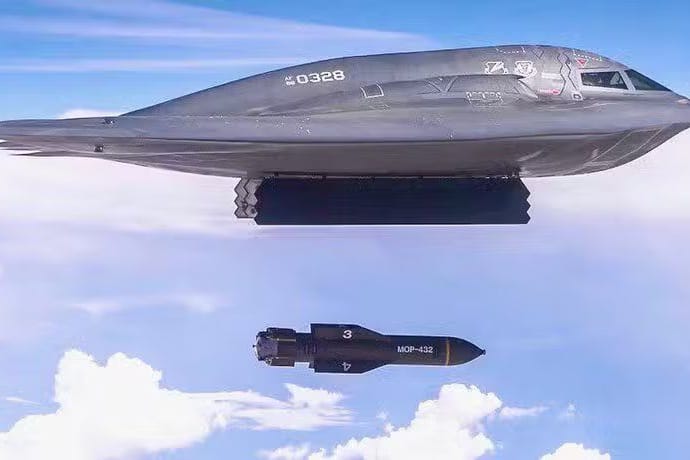 Amerikanischer B2-Kampfjet wirft bunkerbrechende GBU-57-Bombe ab.