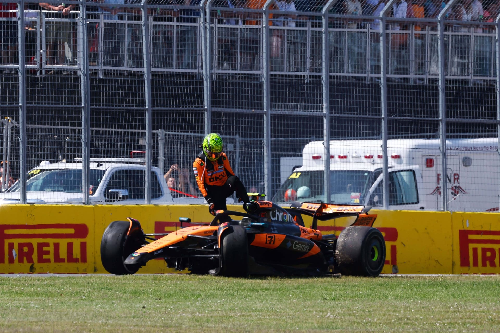 Lando Norris steigt aus seinem Boliden: Für ihn war das Rennen nach dem Crash beendet.