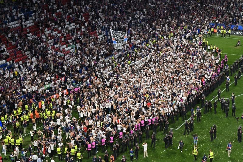 Nach dem Champions-League-Triumph gegen Inter Mailand strömten die Fans von Paris Saint-Germain auf das Spielfeld der Münchner Arena.