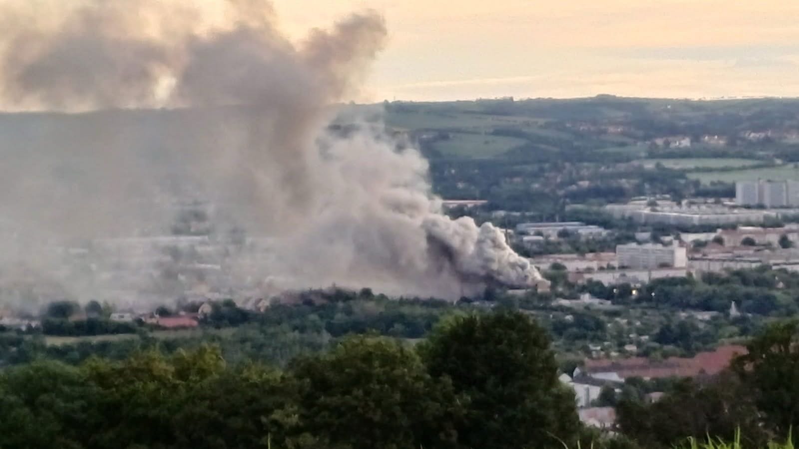 Rauchwolke über Dresden: Die Feuerwehr ist im Großeinsatz.
