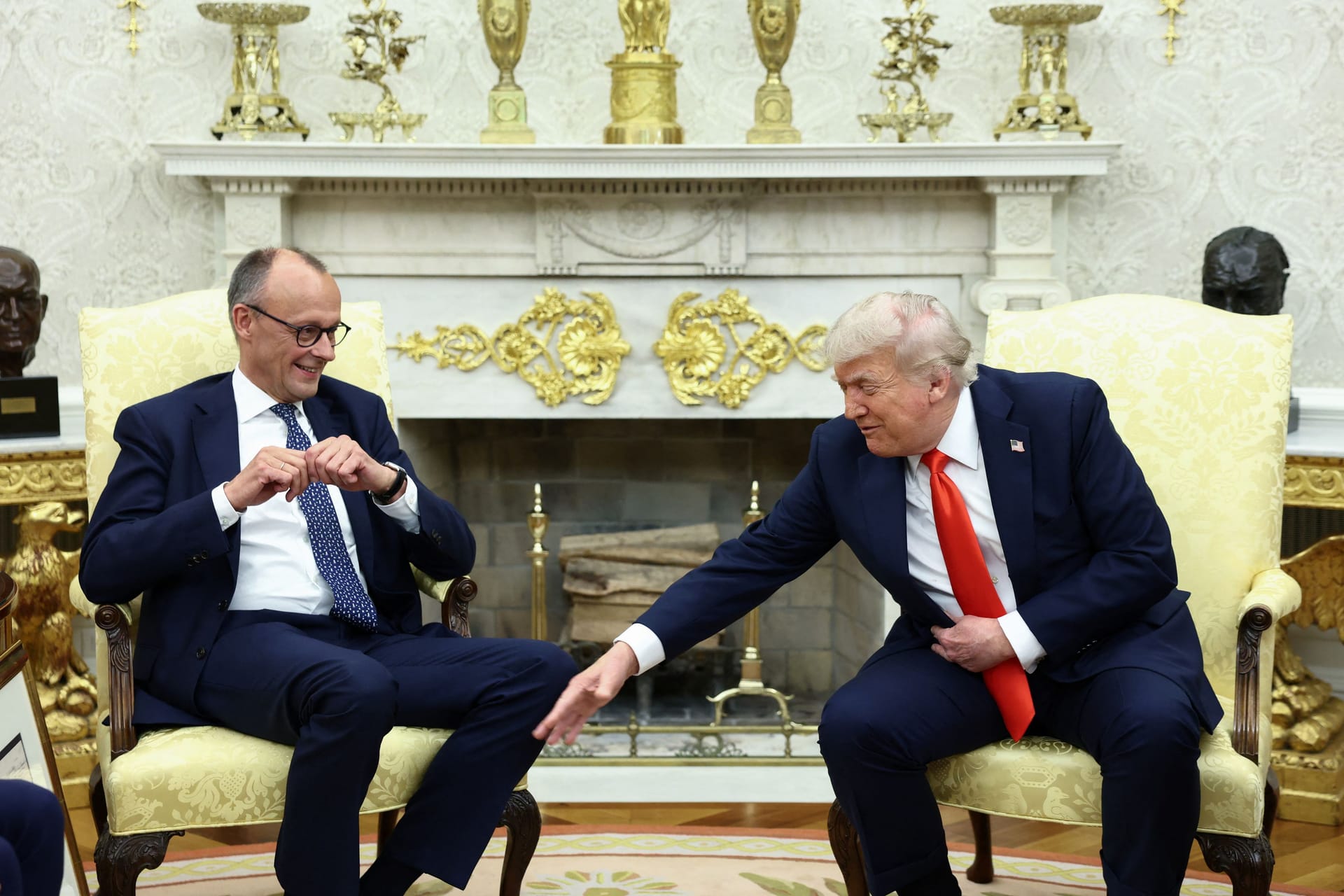US-Präsident Donald Trump und der deutsche Bundeskanzler Friedrich Merz im Oval Office: "Mit dir bin ich befreundet." US-Präsident Donald Trump und der deutsche Bundeskanzler Friedrich Merz im Oval Office: "Mit dir bin ich befreundet."