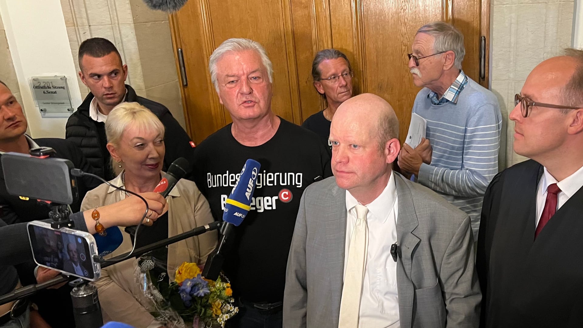 Im T-Shirt: Jürgen Elsässer zog zur PR schnell die förmliche Kleidung aus.