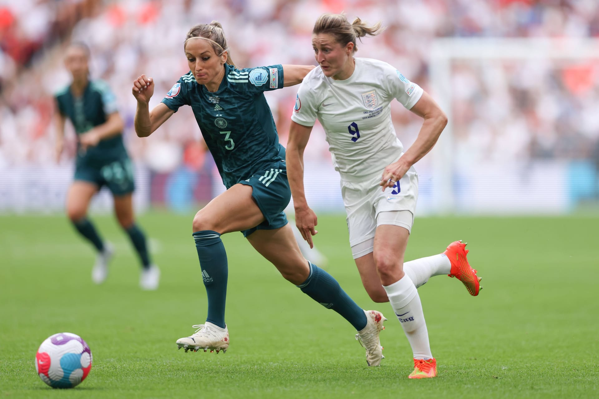 Kathrin Hendrich (l.) im Zweikampf mit Englands Ellen White: 2022 verlor Deutschland das Finale auf der Insel nach Verlängerung mit 1:2.