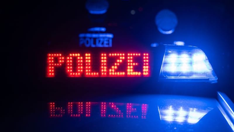 Zwei Polizisten stehen vor einem Polizeifahrzeug (Symbolbild): Die Proteste wurden als Versammlung eingestuft. Zwei Polizisten stehen vor einem Polizeifahrzeug (Symbolbild): Die Proteste wurden als Versammlung eingestuft.
