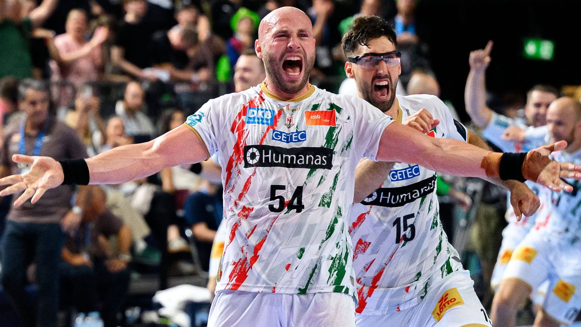 Finale! Magdeburgs Bergendahl (li.) und Cuenca jubeln nach Spielende gegen Barcelona.