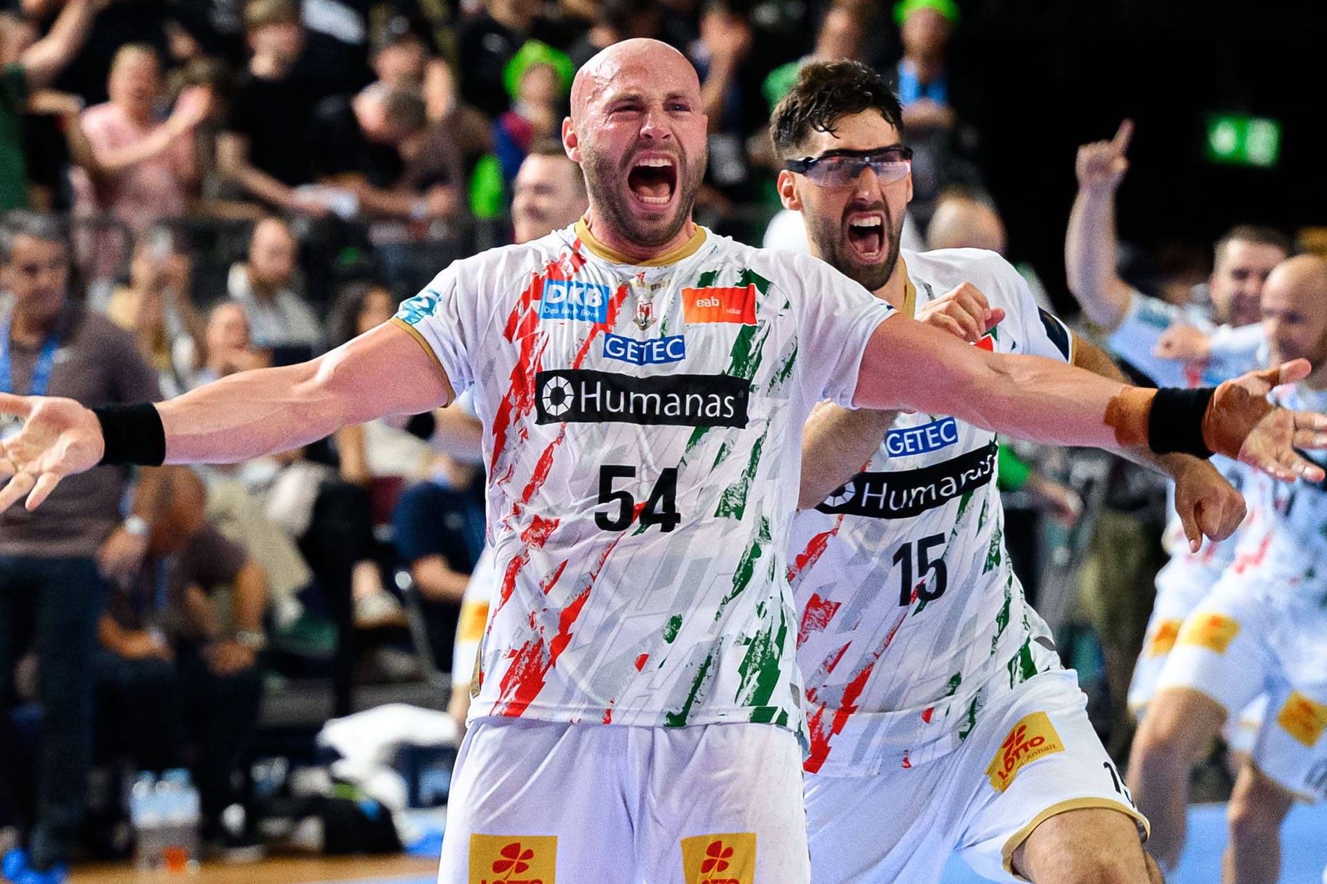 Finale! Magdeburgs Bergendahl (li.) und Cuenca jubeln nach Spielende gegen Barcelona.