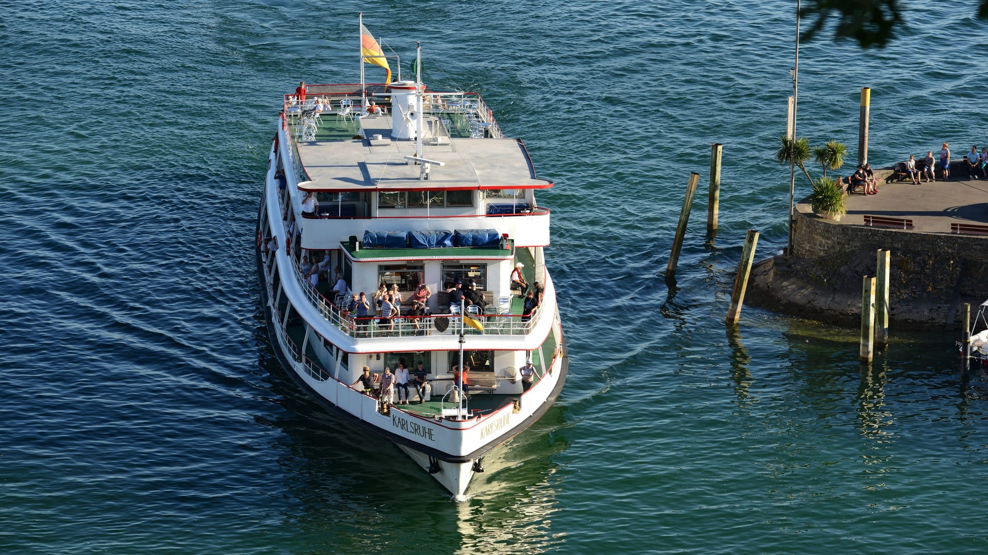 MS Karlsruhe beim Hafen Meersburg: Von dem stillgelegten Schiff soll ein Mann ins Wsser gesprungen und verschwunden sein. MS Karlsruhe beim Hafen Meersburg: Von dem stillgelegten Schiff soll ein Mann ins Wsser gesprungen und verschwunden sein.