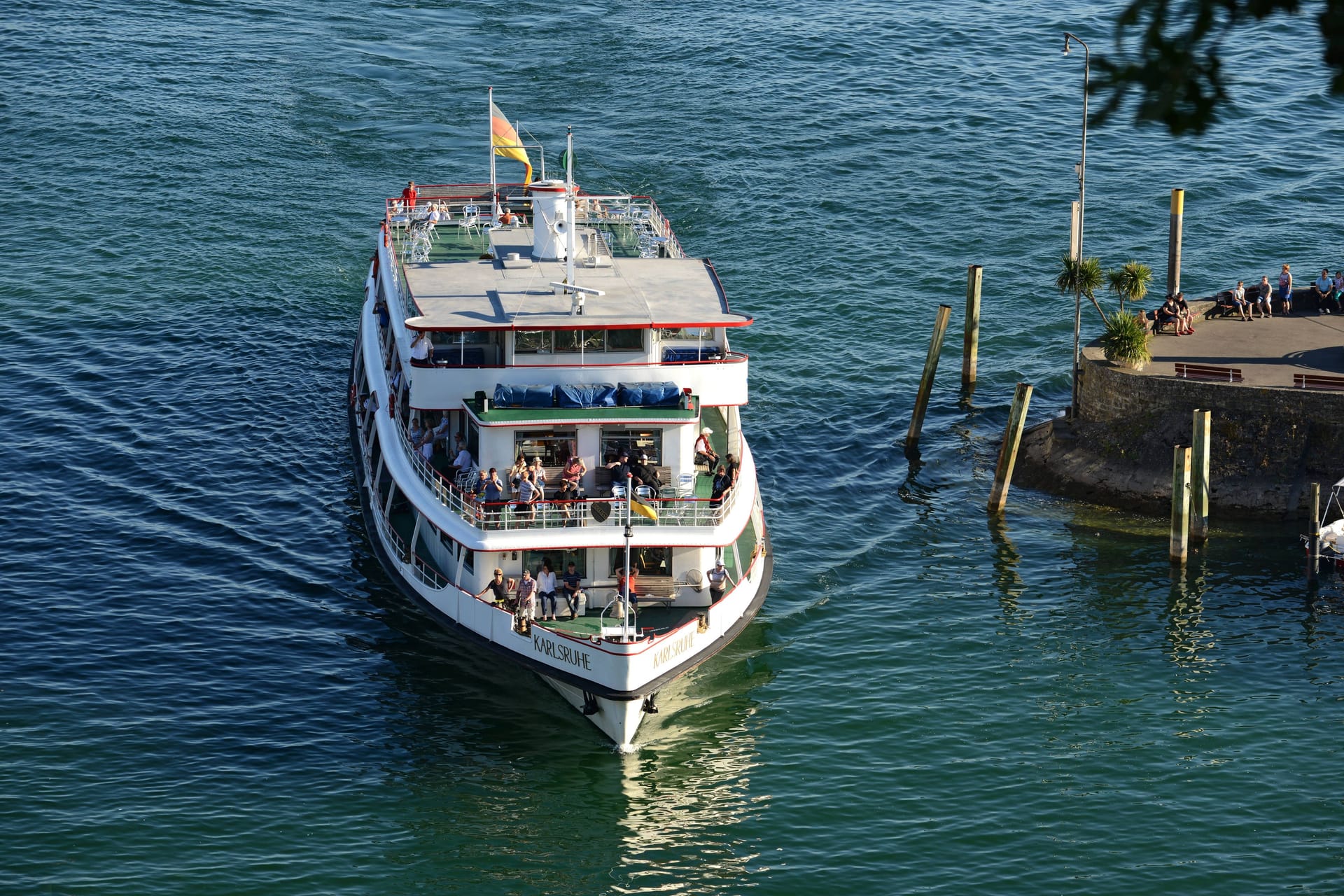 MS Karlsruhe beim Hafen Meersburg: Von dem stillgelegten Schiff soll ein Mann ins Wsser gesprungen und verschwunden sein.
