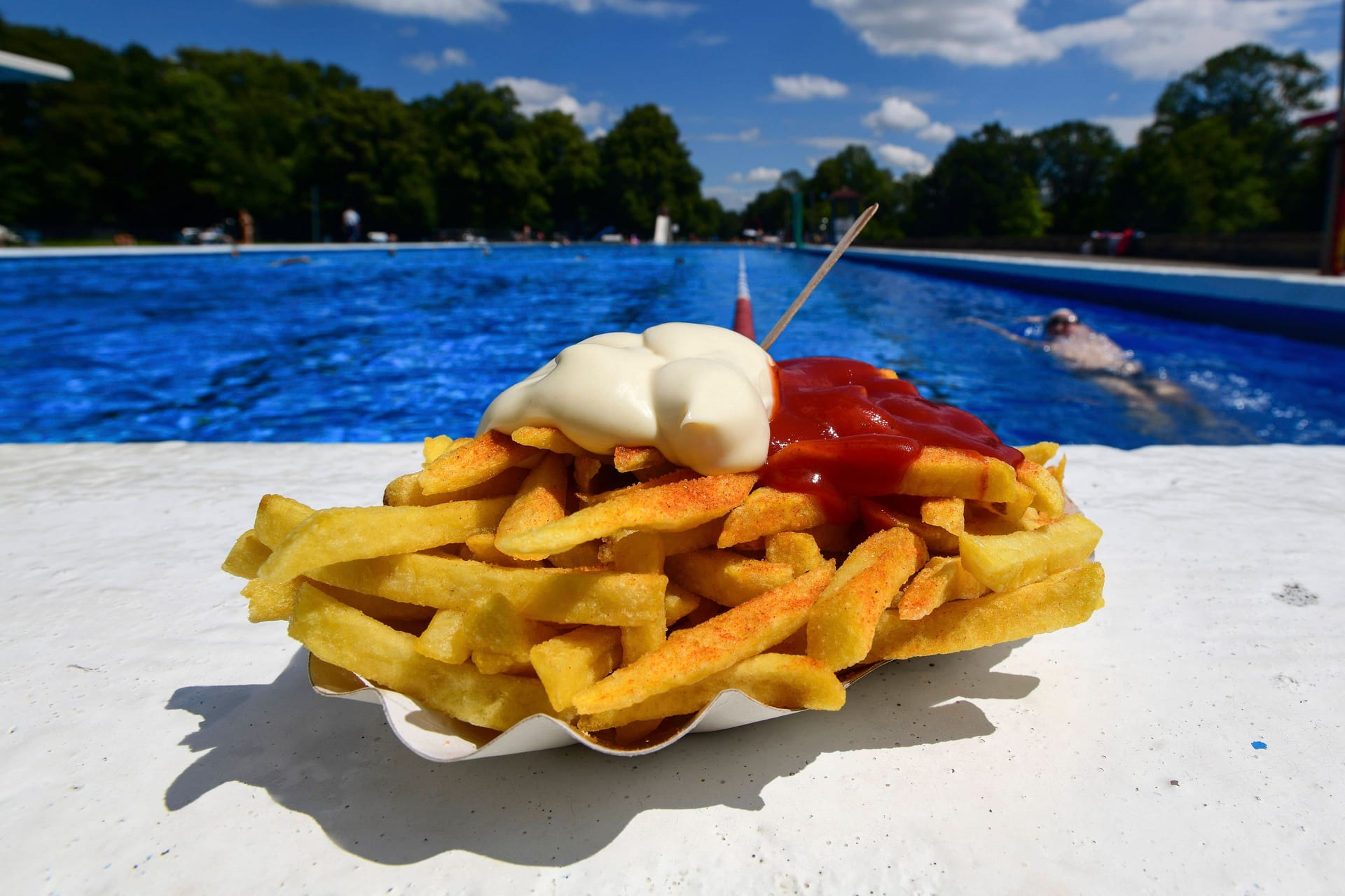 Pommes am Beckenrand (Symbolfoto): In einigen Kölner Bädern kostet die kleine Portion mittlerweile 4,50 Euro.