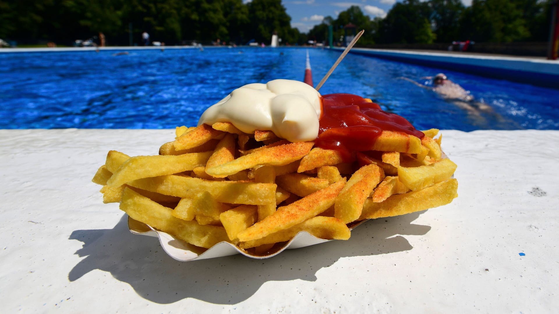 Pommes am Beckenrand (Symbolfoto): In einigen Kölner Bädern kostet die kleine Portion mittlerweile 4,50 Euro.