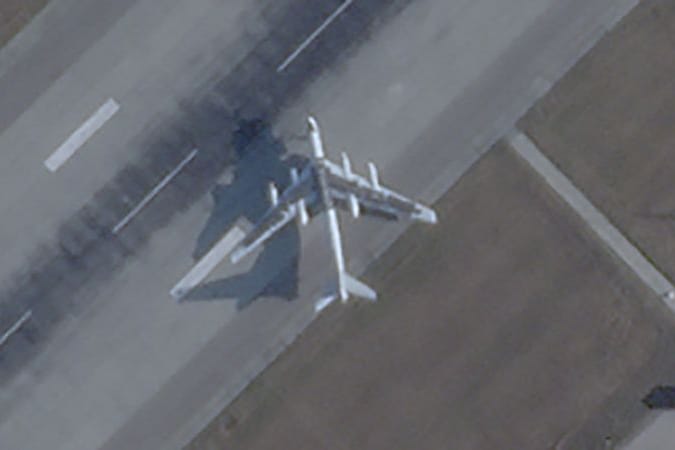 Ein russisches Flugzeug mit Reifen: Sie dienen offenbar dem Schutz vor Angriffen.