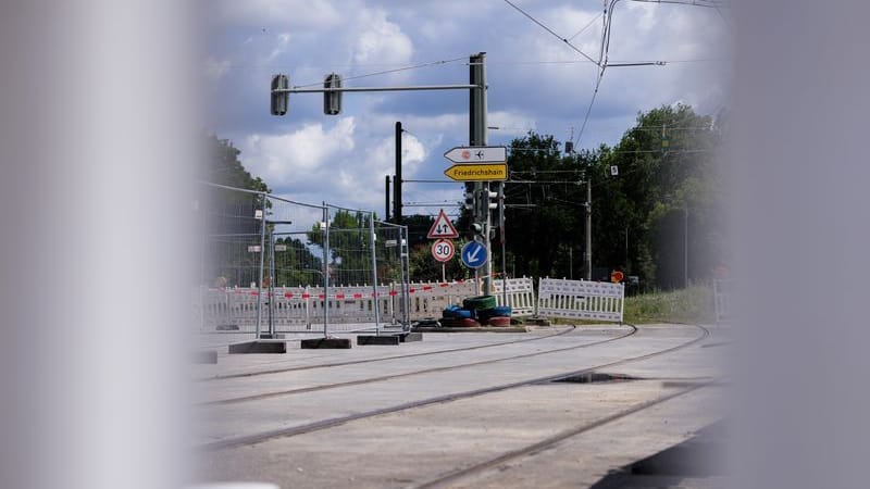 Absperrungen sichern den Baustellenbereich für die Duchfahrt der Straßenbahn an der gesperrten Brücke an der Wuhlheide (Archivbild).