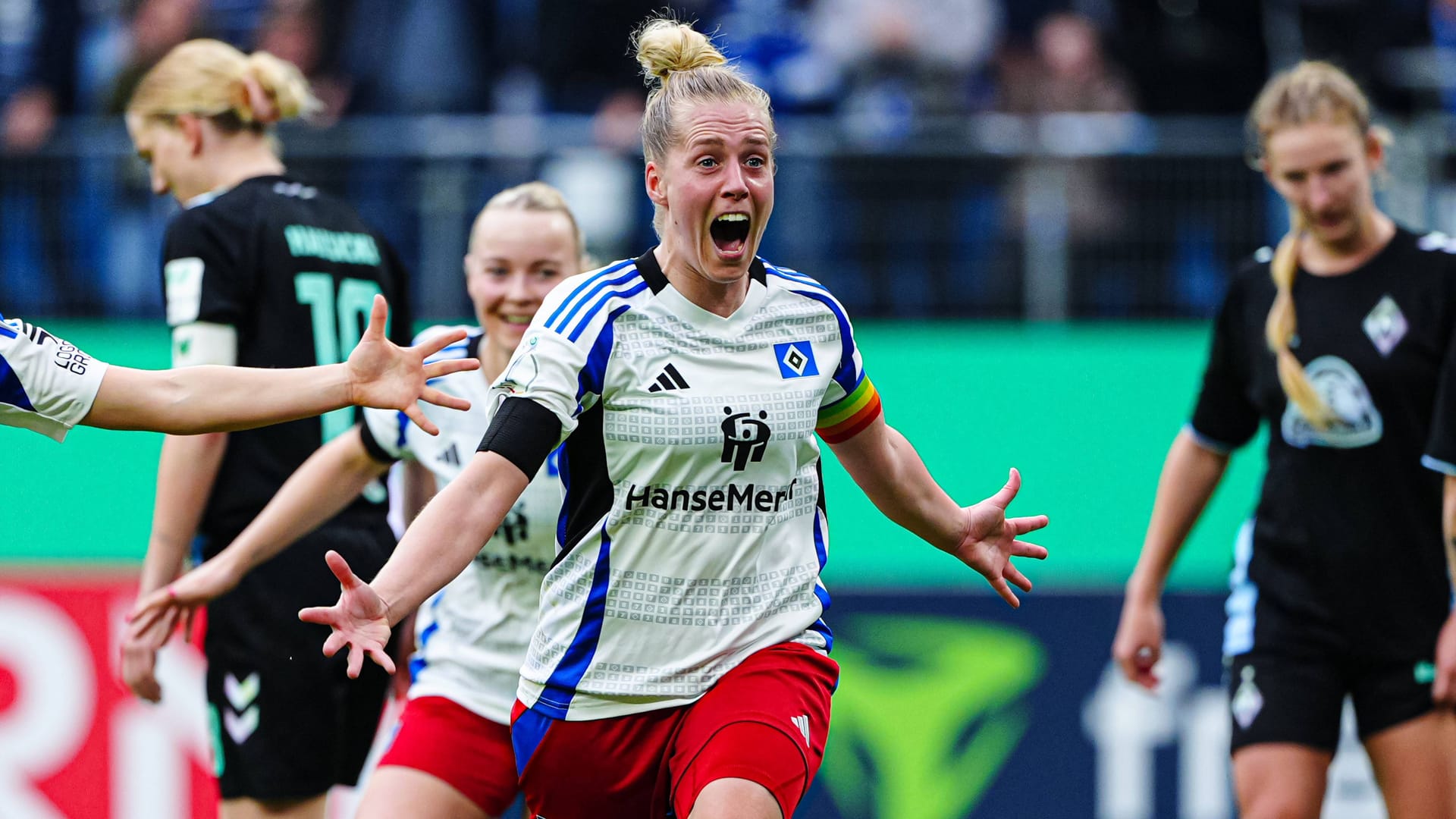 Sarah Stöckmann bejubelt ihr Tor gegen Werder Bremen (Archivbild): Die 31-Jährige hat nach dem Bundesliga-Aufstieg des HSV keinen neuen Vertrag bekommen. Sarah Stöckmann bejubelt ihr Tor gegen Werder Bremen (Archivbild): Die 31-Jährige hat nach dem Bundesliga-Aufstieg des HSV keinen neuen Vertrag bekommen.