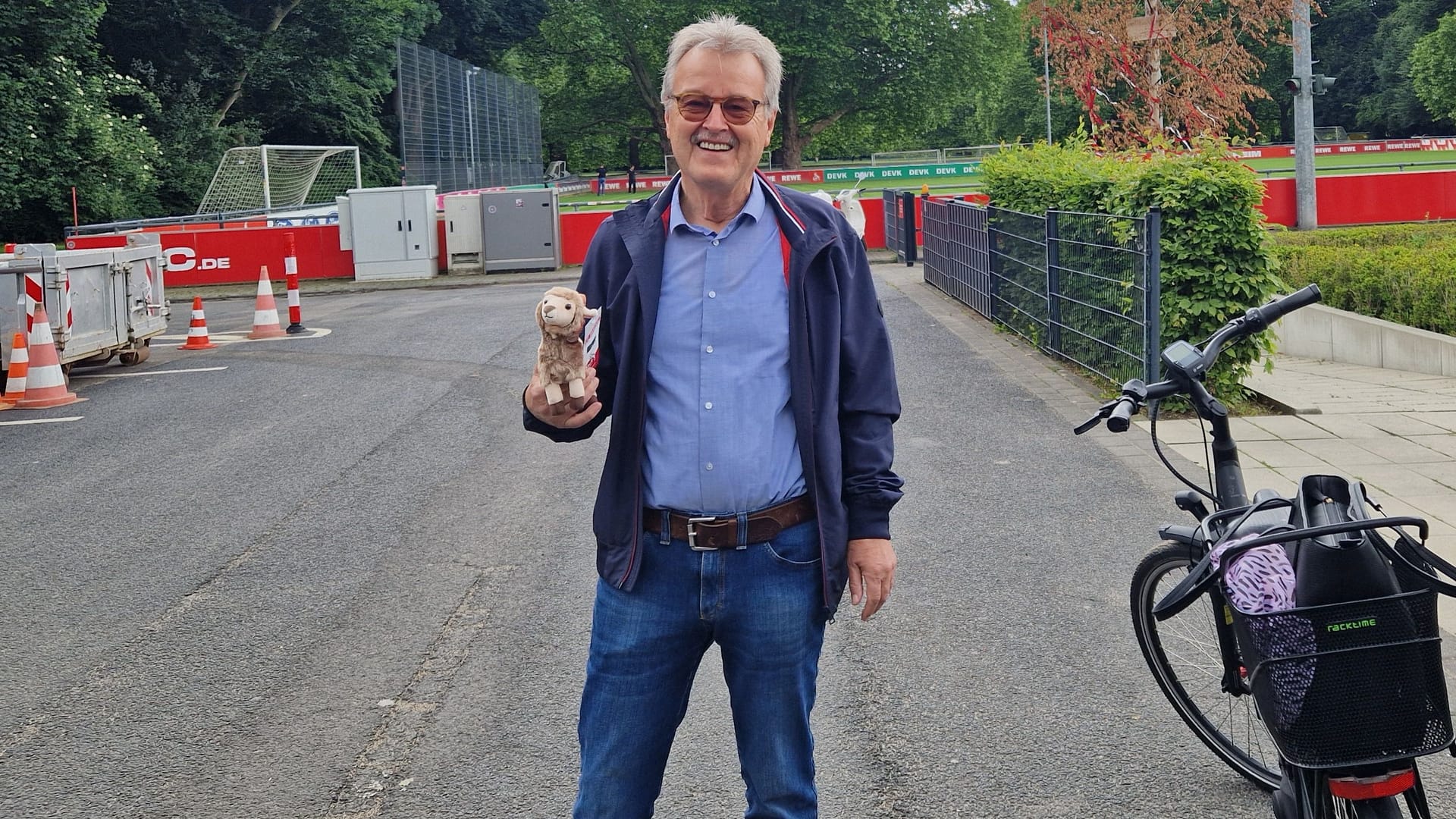 Reinhard hat gerade einen Plüsch-Hennes gekauft und freut sich über den neuen Trainer.