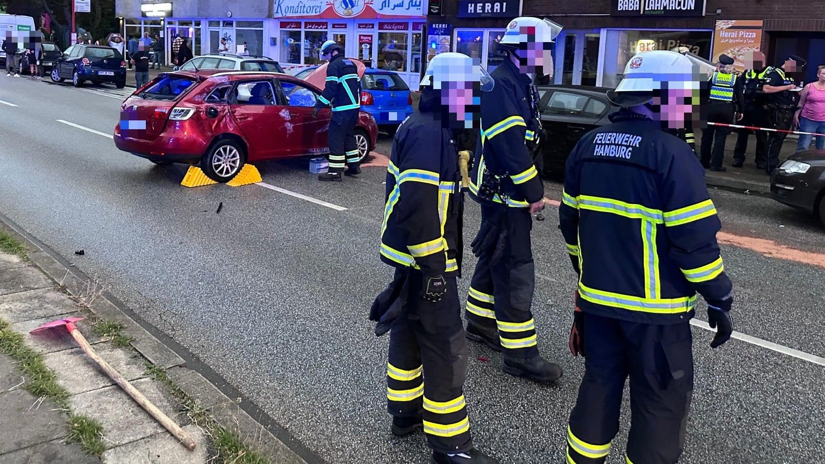 Einsatzkräfte stehen an einer Unfallstelle: Bei dem Zusammenstoß zogen sich beide Fahrer Verletzungen zu.