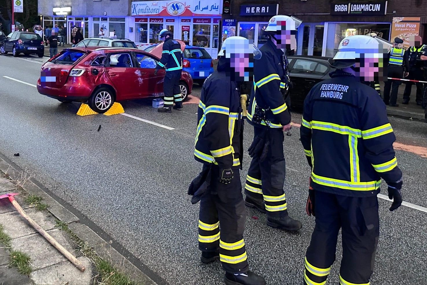 Einsatzkräfte stehen an einer Unfallstelle: Bei dem Zusammenstoß zogen sich beide Fahrer Verletzungen zu.